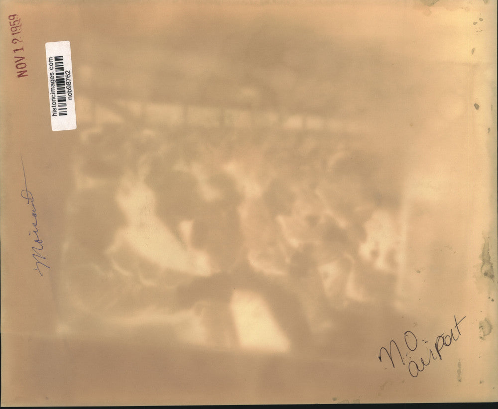 1959 Press Photo Audience Applauds At New Orleans International Airport