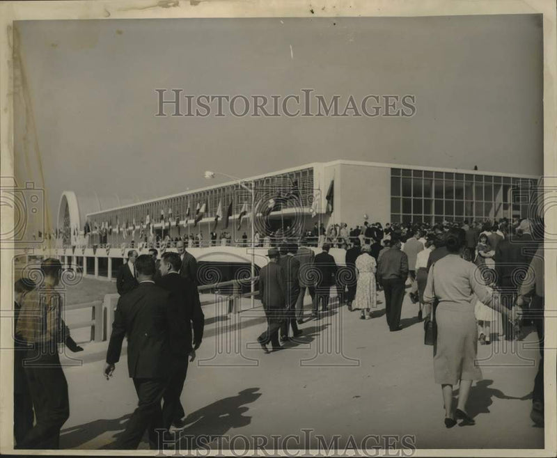 Load image into Gallery viewer, 1959 Press Photo Crowds Tour New Orleans International Airport - nob98763
