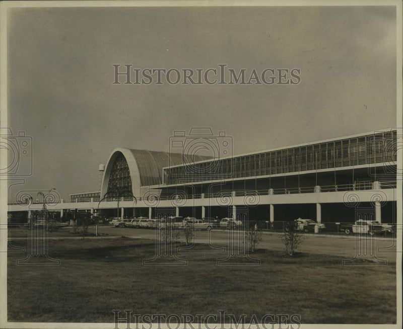 Load image into Gallery viewer, 1962 Press Photo Taxis Wait At Moisant International Airport, New Orleans
