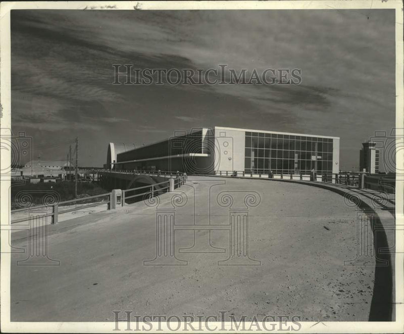 Load image into Gallery viewer, 1959 Press Photo Wide Ramp Leads To Main Terminal, Moisant Airport, New Orleans
