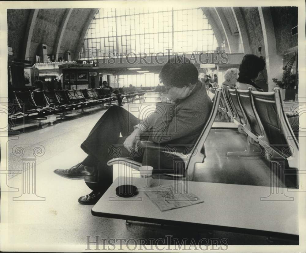 1978 Press Photo Passenger Dozes In Lobby, New Orleans International Airport