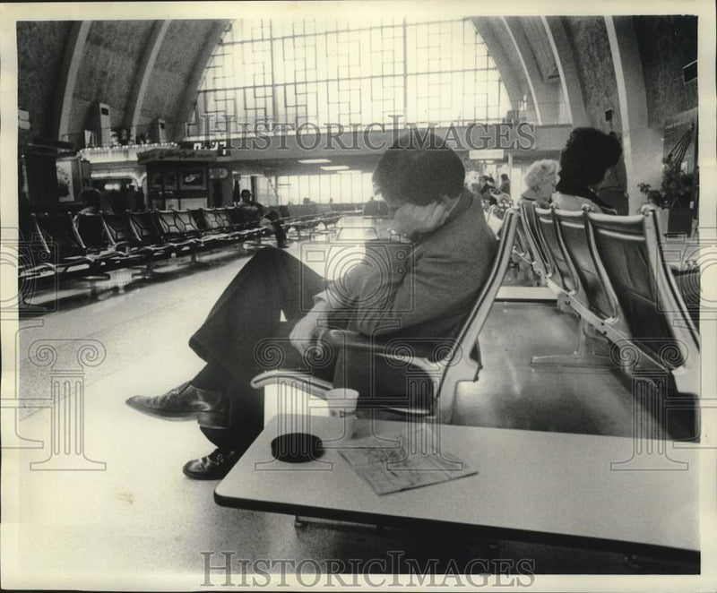 Load image into Gallery viewer, 1978 Press Photo Passenger Dozes In Lobby, New Orleans International Airport
