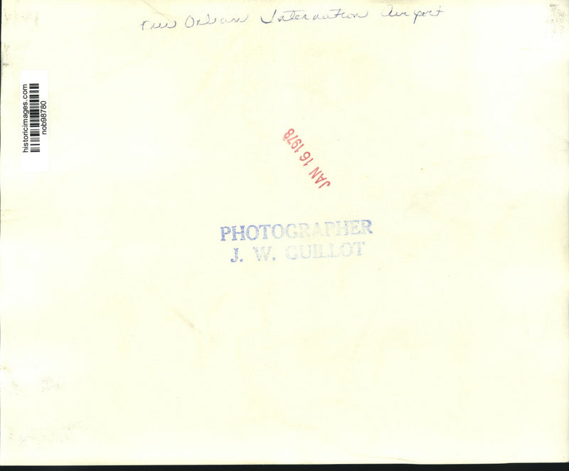 Load image into Gallery viewer, 1978 Press Photo Passenger Dozes In Lobby, New Orleans International Airport
