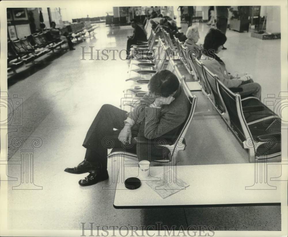 1978 Press Photo Passenger Dozes In Lobby, New Orleans International Airport- Historic Images