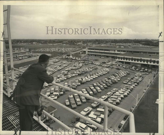 1959 Press Photo Man Views Parking Lot, Moisant International Airport