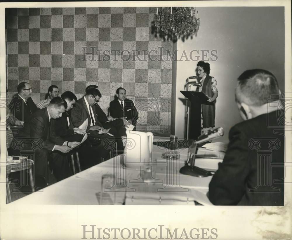 1962 Press Photo Mrs. Joseph McCampbell Speaks At Podium - nob98796