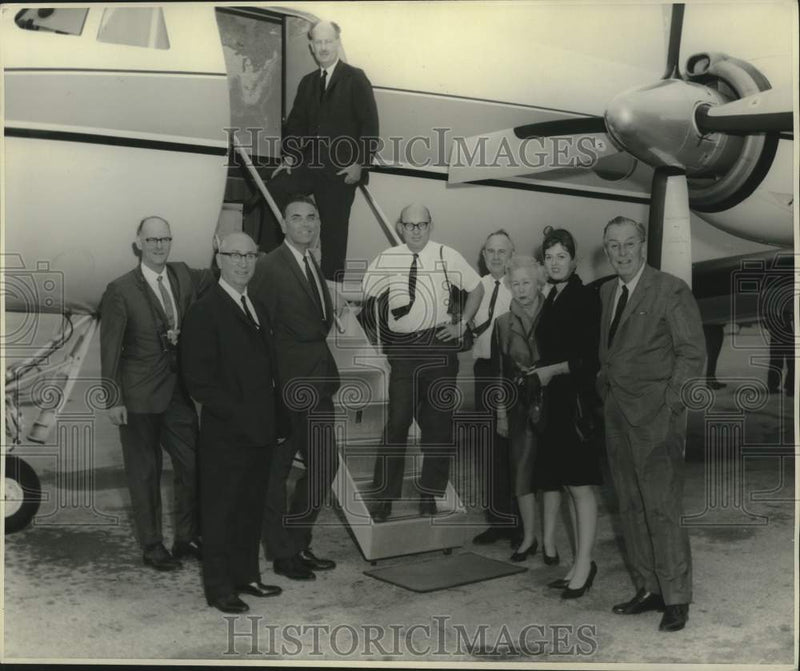 Load image into Gallery viewer, 1966 Press Photo Men, Women On Steps Of Plane, New Orleans International Airport
