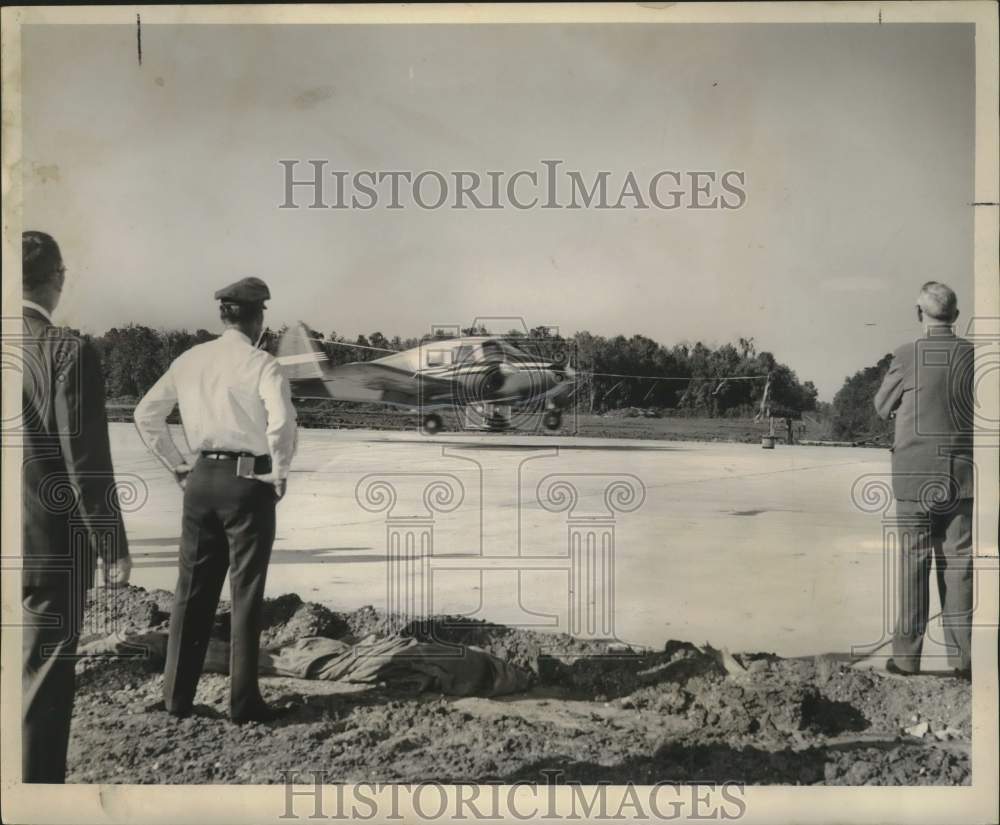 1960 Press Photo Airplane Breaks Ribbon At Runway Extension Ceremony, Moisant