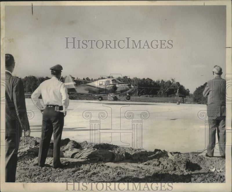 Load image into Gallery viewer, 1960 Press Photo Airplane Breaks Ribbon At Runway Extension Ceremony, Moisant
