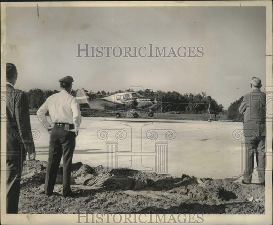 1960 Press Photo Airplane Breaks Ribbon At Runway Extension Ceremony, Moisant