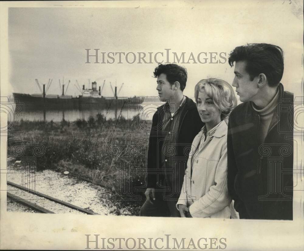 1965 Press Photo Wife, Brothers Of Seaman Wait On Levee For News In Ship Fire