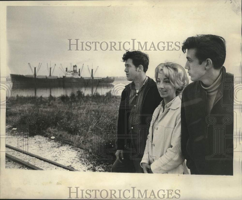 Load image into Gallery viewer, 1965 Press Photo Wife, Brothers Of Seaman Wait On Levee For News In Ship Fire
