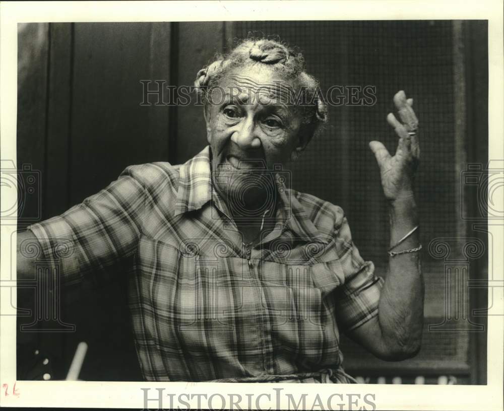 1984 Press Photo Albertine Neveaux, 84, Describes St. Bernard Housing Project- Historic Images