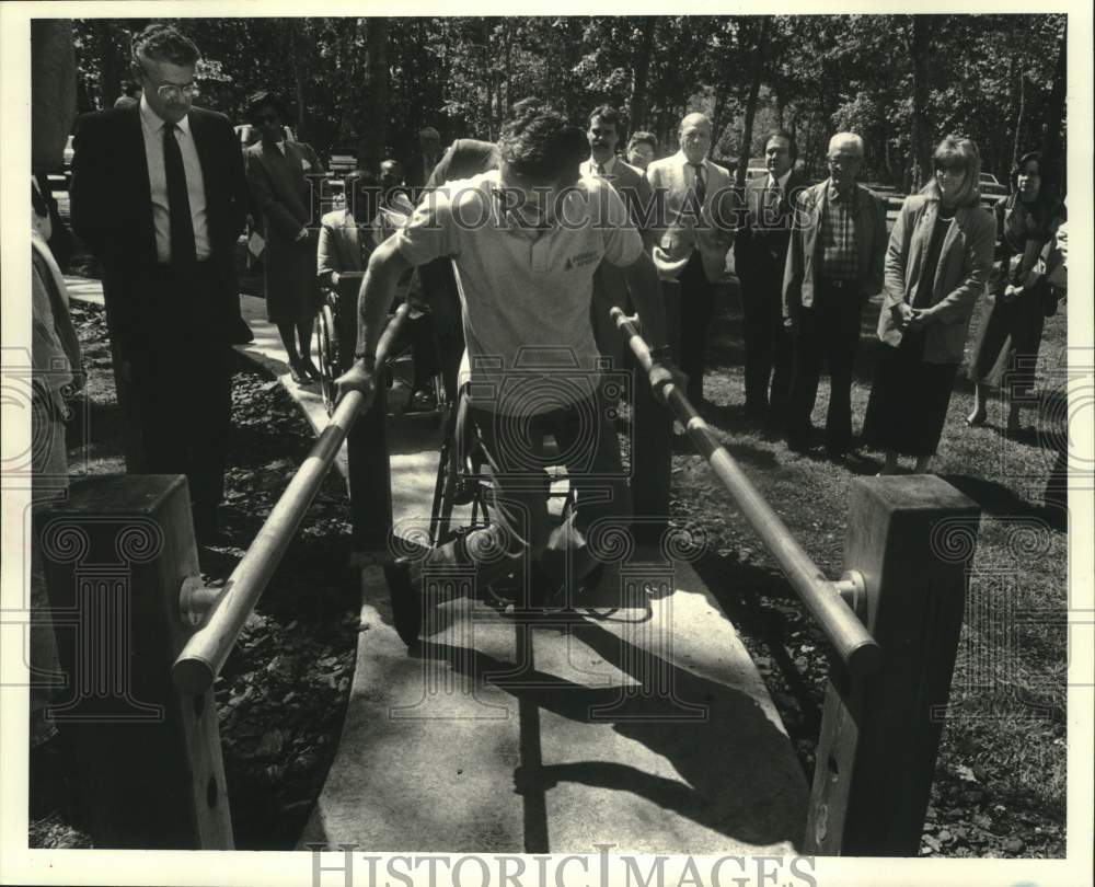 1987 Press Photo Bob Northey Ues New Exercise Course, F. Edward Hebert Hospital- Historic Images