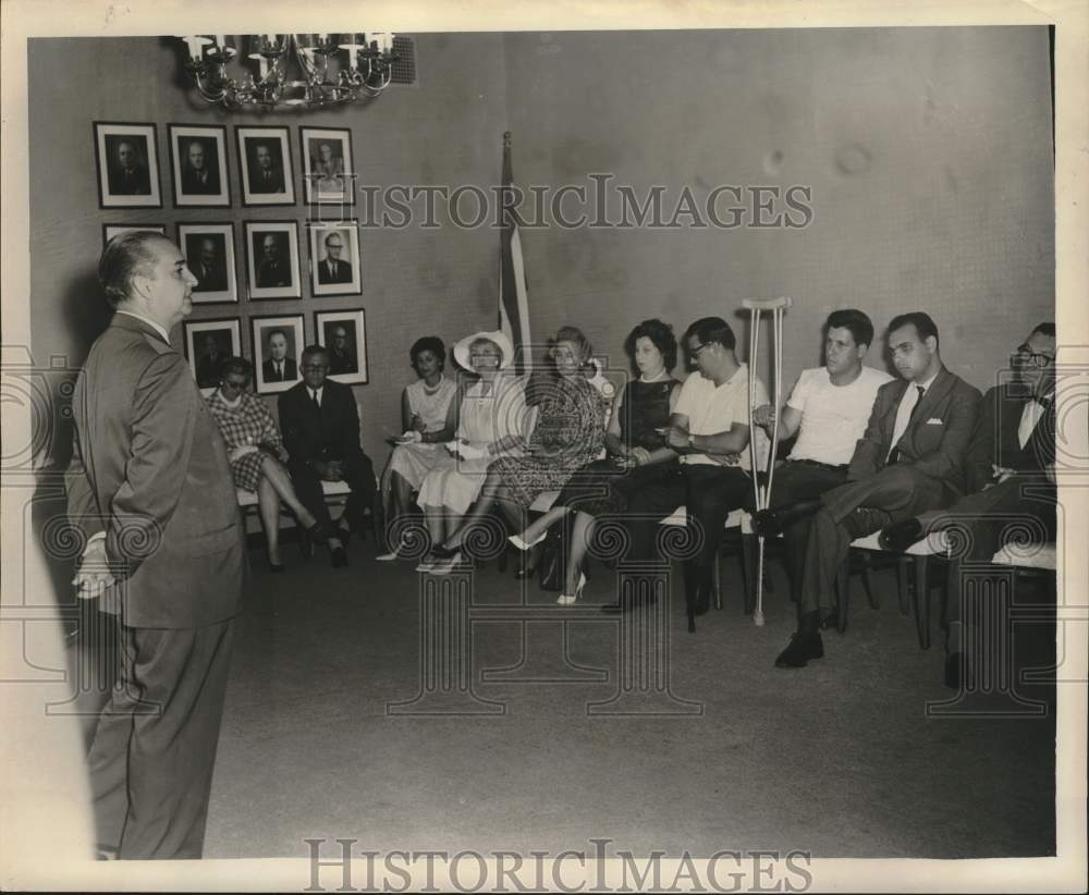 1962 Press Photo Dr. Ernesto Freyre Speaking To Group- Historic Images