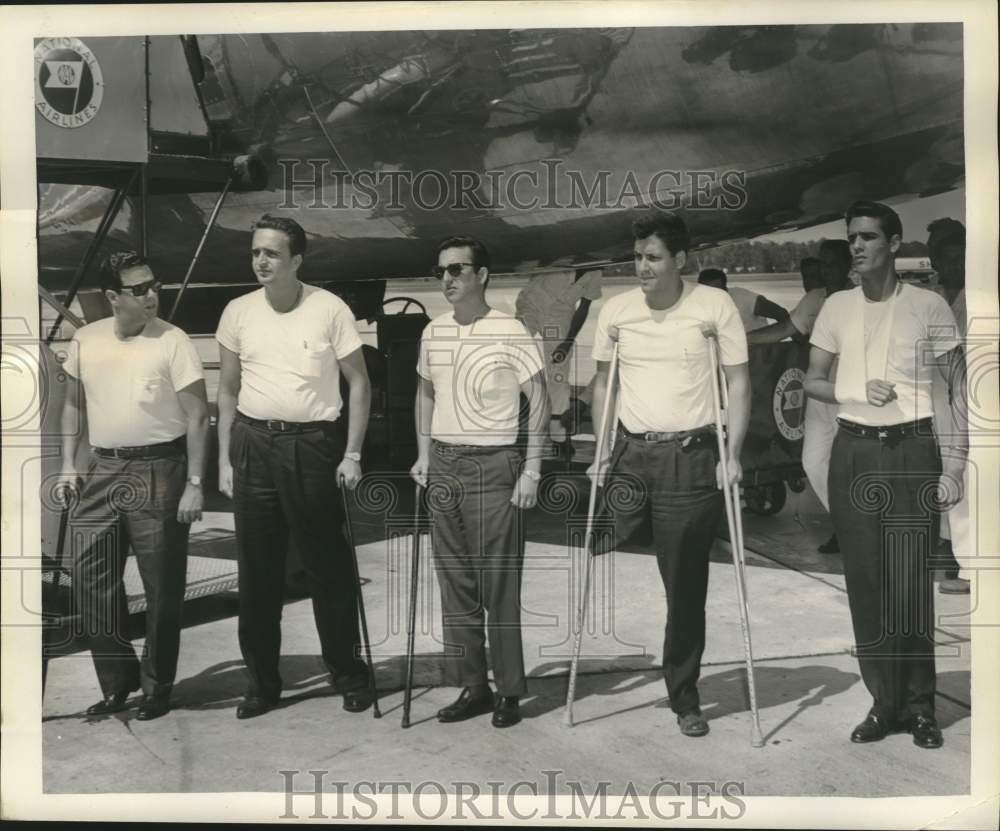 1962 Press Photo Cuban POWs Arrive To Raise Ransom Money, Moisant Airport- Historic Images