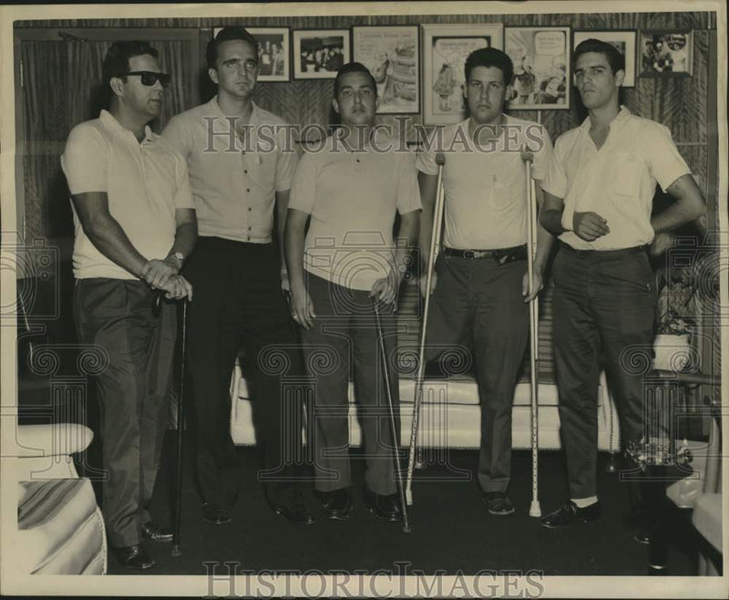 Load image into Gallery viewer, 1962 Press Photo Cuban Ransom Seekers At City Hall, New Orleans - nob99071
