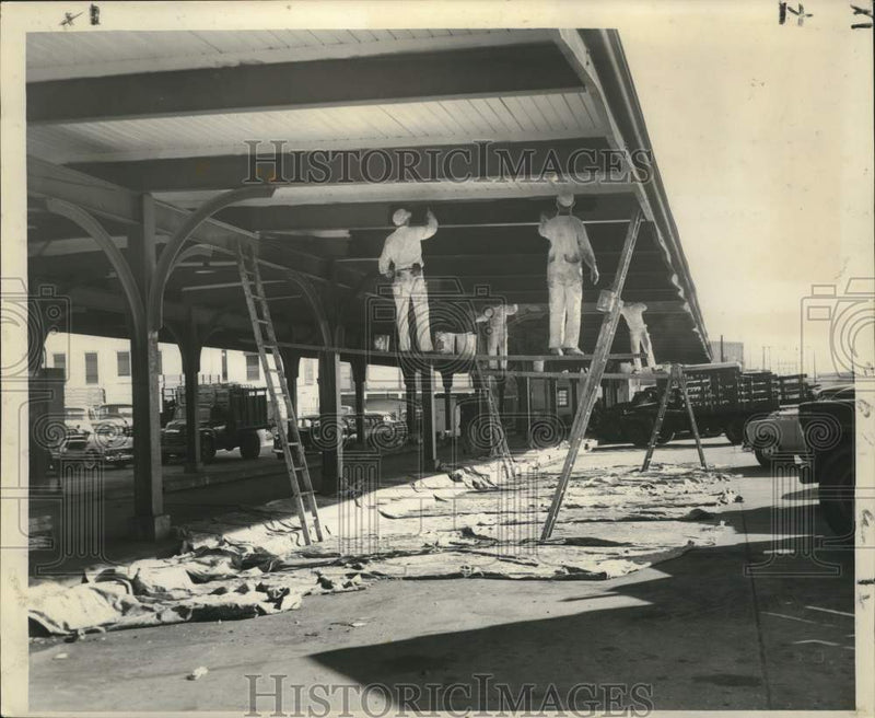 Load image into Gallery viewer, 1961 Press Photo Painters Refresh Farmers' Market At French Market, New Orleans
