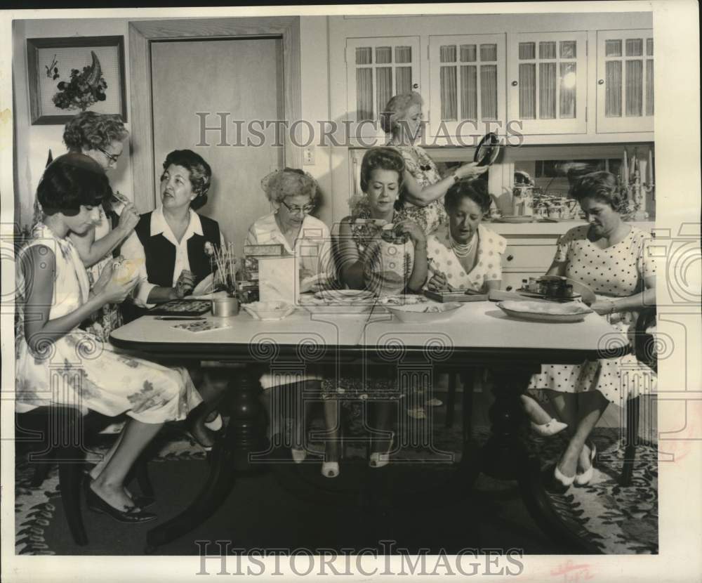 1964 Press Photo Members Of The China Art Painters Of New Orleans At Work