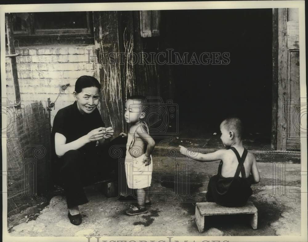 1962 Press Photo Man With Two Children, China - nob99107
