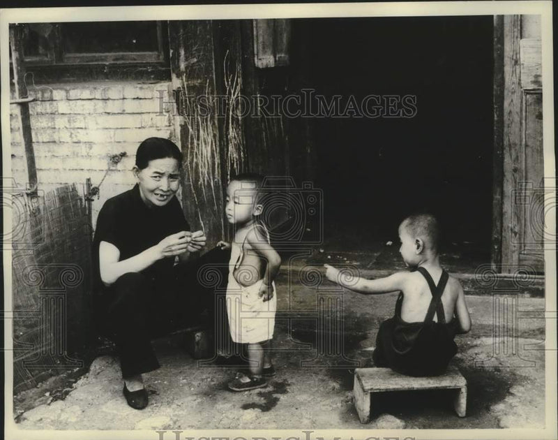 Load image into Gallery viewer, 1962 Press Photo Man With Two Children, China - nob99107
