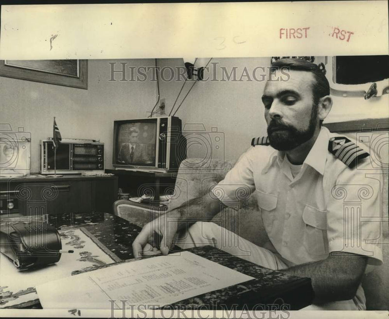 Load image into Gallery viewer, 1975 Press Photo Captain Rolf Nesser Of The Norwegian Ship Nopal Tellus
