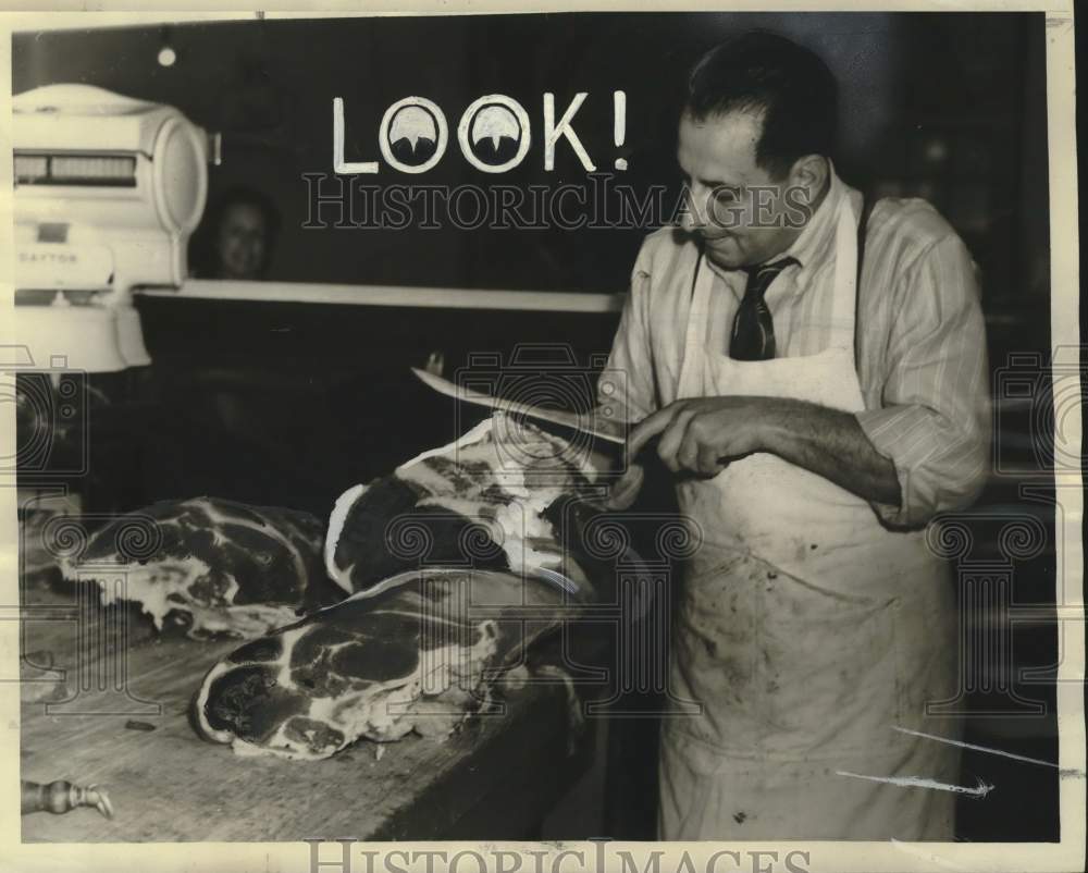 Press Photo Butcher Prepares Rations Of Meat- Historic Images