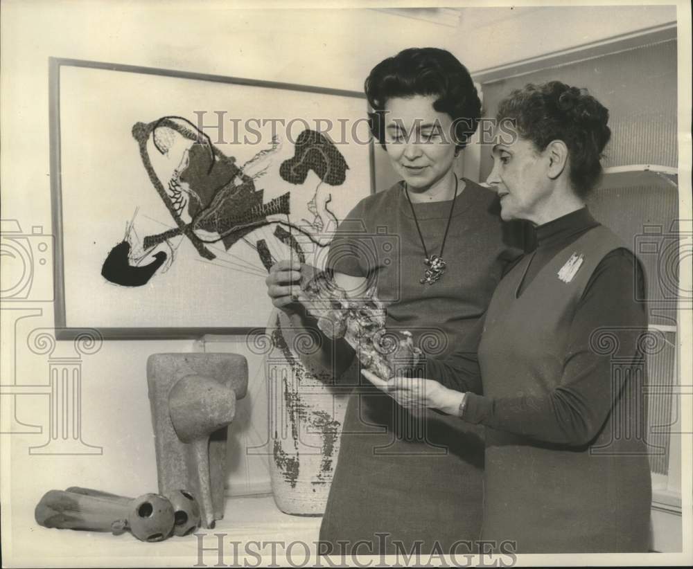 1964 Press Photo Crafts Council Members View Crafts Made In Louisiana