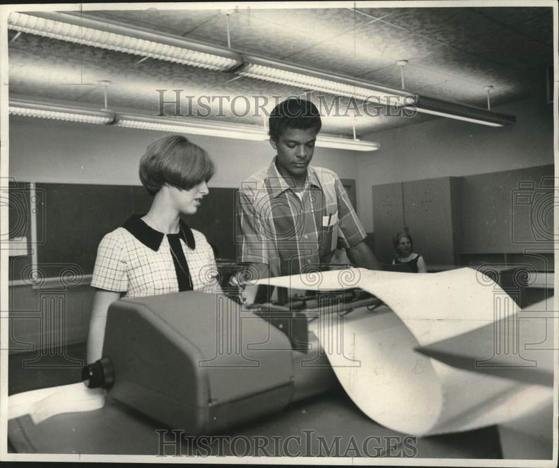 Load image into Gallery viewer, 1969 Press Photo Students In Data Processing Class, McDonogh High School
