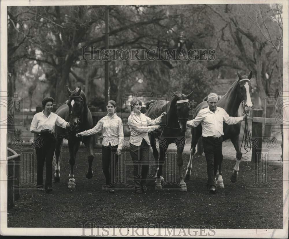 1968 Press Photo Equestrians In Audubon Park Walk Horses After Ride - nob99303- Historic Images