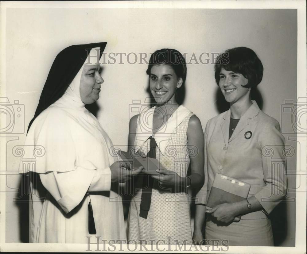 1968 Press Photo Presentation Of St. Mary&#39;s Dominican College Honors Awards