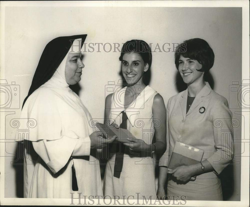 Load image into Gallery viewer, 1968 Press Photo Presentation Of St. Mary's Dominican College Honors Awards
