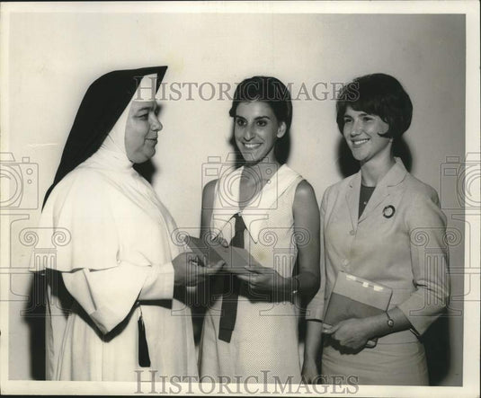 1968 Press Photo Presentation Of St. Mary's Dominican College Honors Awards