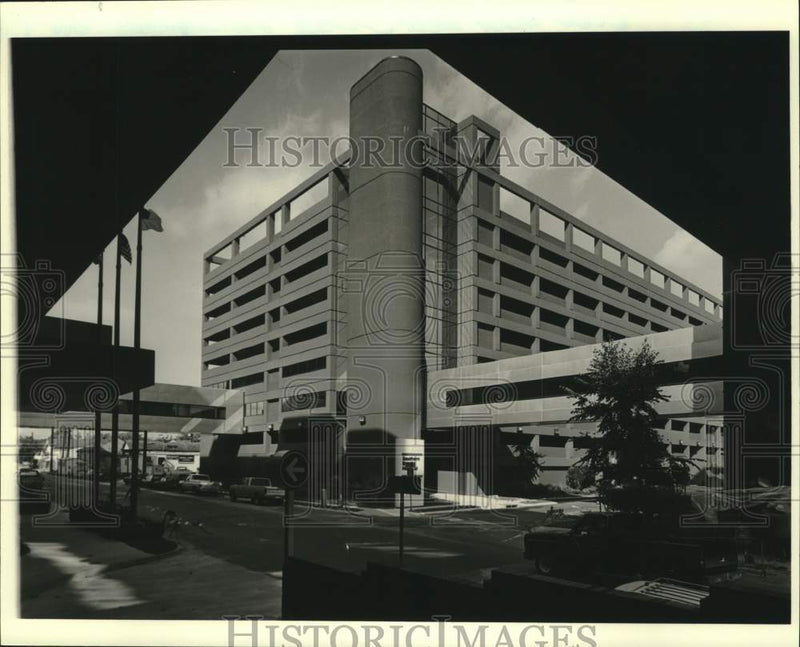 Load image into Gallery viewer, 1985 Press Photo New Wing Of Southern Baptist Hospital, Uptown New Orleans
