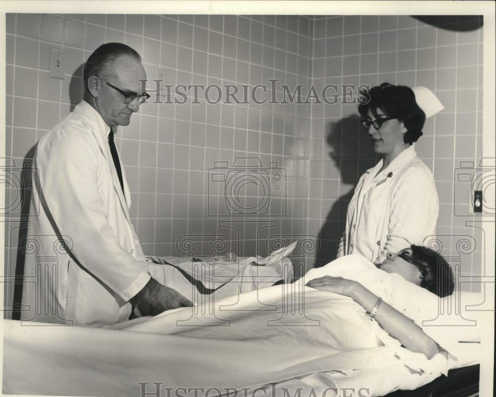 1971 Press Photo Treating Patient, Emergency Room, Southern Baptist Hospital- Historic Images