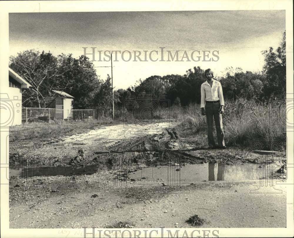 1979 Press Photo Resident Kerry Migliore On Muddy Road, Pecan Grove Subdivision- Historic Images