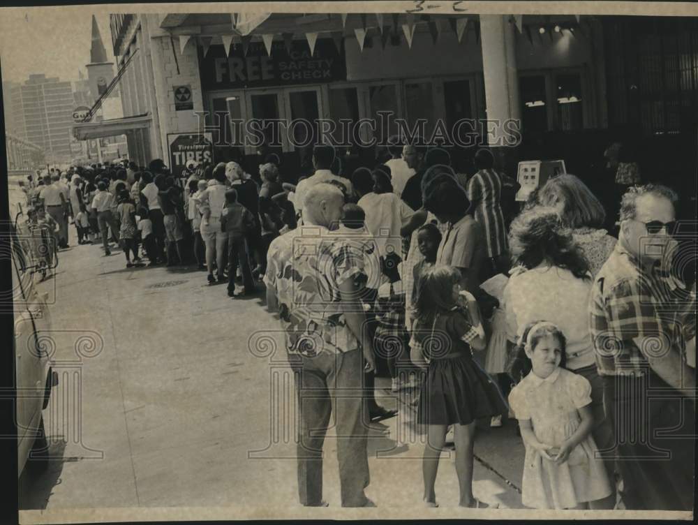 1967 Press Photo People In Line For Measles Vaccination, Rampart St. New Orleans
