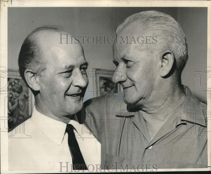 Load image into Gallery viewer, 1967 Press Photo Brothers Walter And Herman Meinke Reunited After 40 Years
