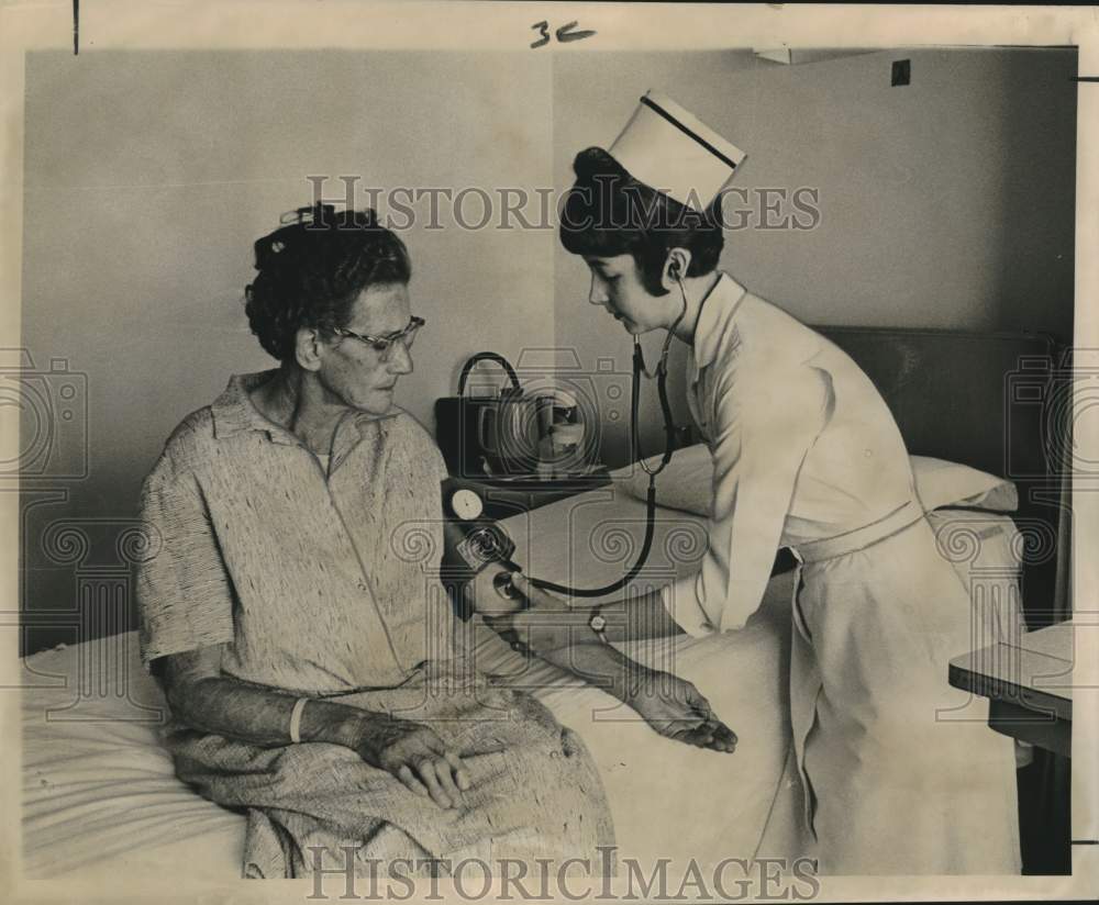 1966 Press Photo Willa Smith Is Cared For By Nurse Linda Tran, New Orleans- Historic Images