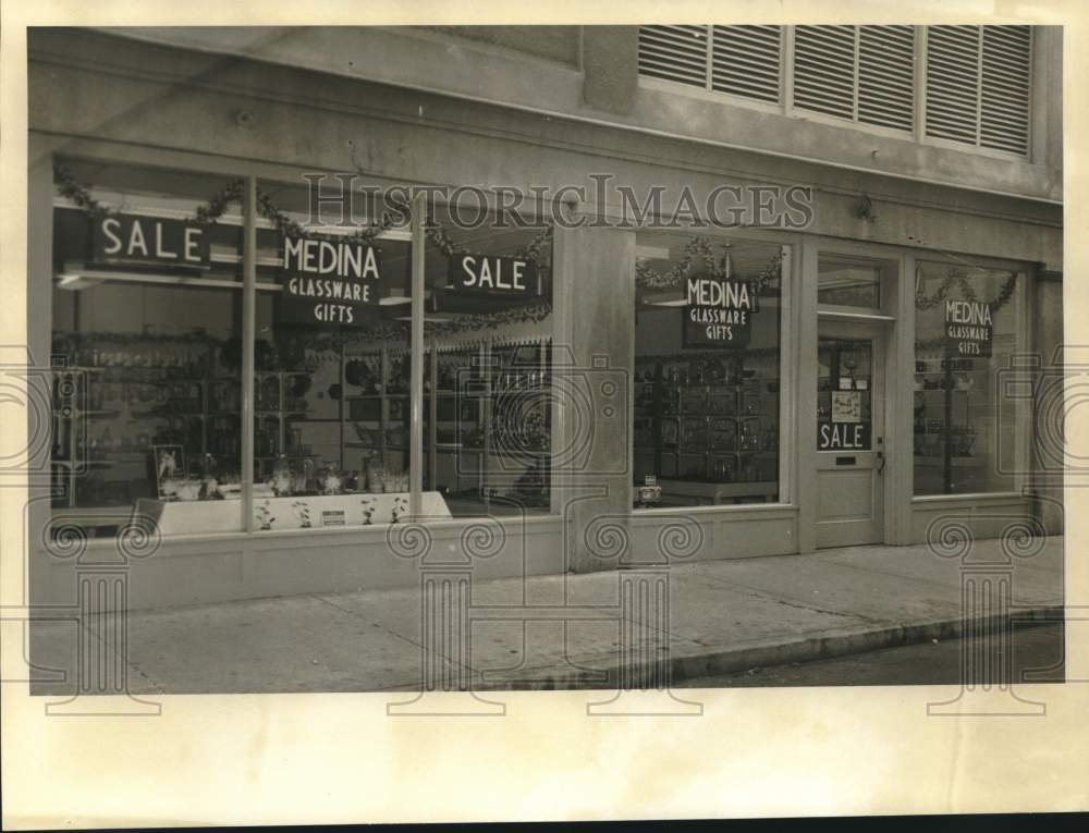 1971 Press Photo Exterior Of New Medina Glass Store, Iberville St., New Orleans- Historic Images