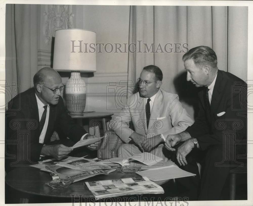 1962 Press Photo Industry Leaders, Educators Discuss Need For Engineers- Historic Images
