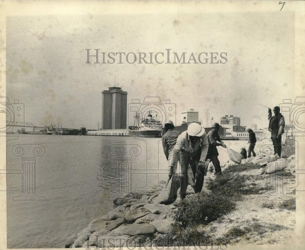 1973 Press Photo Work Crews Replace Sandbags With Rock On Levee, New Orleans