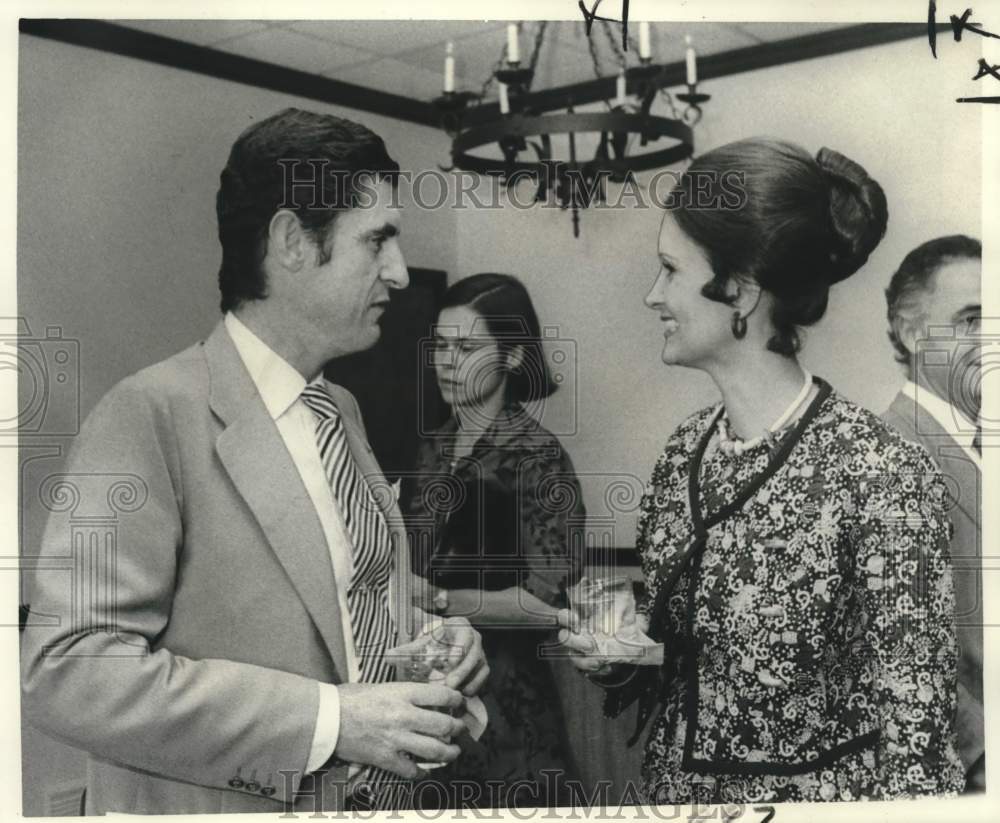 1976 Press Photo Mrs. I. Ricardo Martinez Talks With Paris Mayor - nob99580