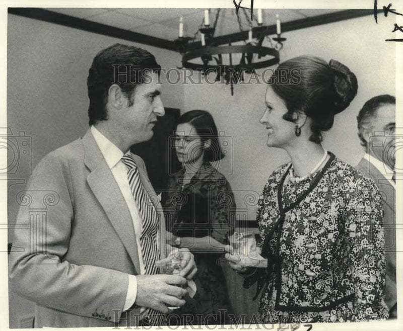 Load image into Gallery viewer, 1976 Press Photo Mrs. I. Ricardo Martinez Talks With Paris Mayor - nob99580
