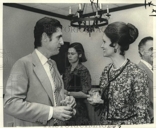 1976 Press Photo Mrs. I. Ricardo Martinez Talks With Paris Mayor - nob99580