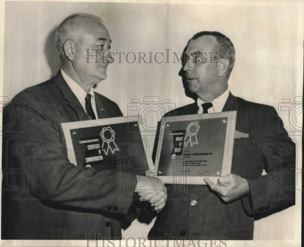 1971 Press Photo Mr. A. J. Mura And Mr. McVey Ward Display Certificates Awarded- Historic Images