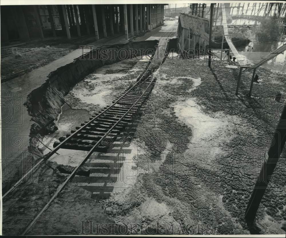 1975 Press Photo Sinkhole On Section Of Mississippi River Levee, New Orleans