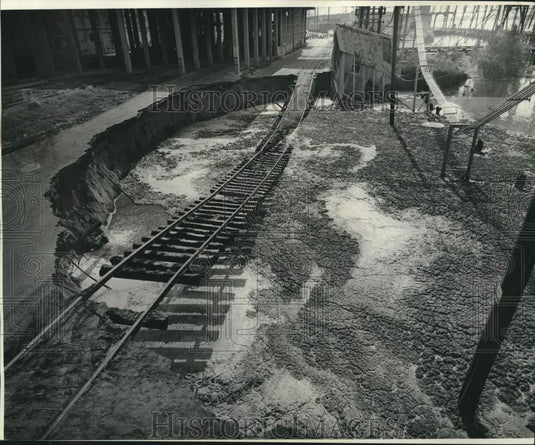 1975 Press Photo Sinkhole On Section Of Mississippi River Levee, New Orleans