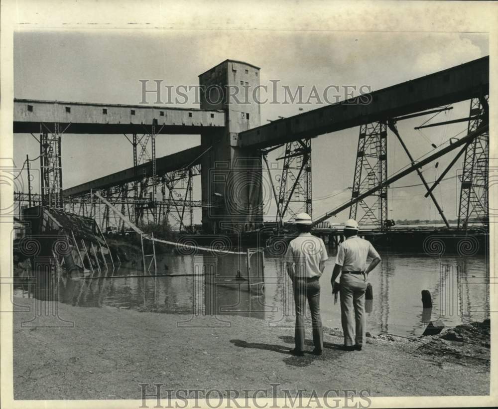 1975 Press Photo Giant Grain Elevator Threatened By Mississippi Levee Sinkhole- Historic Images