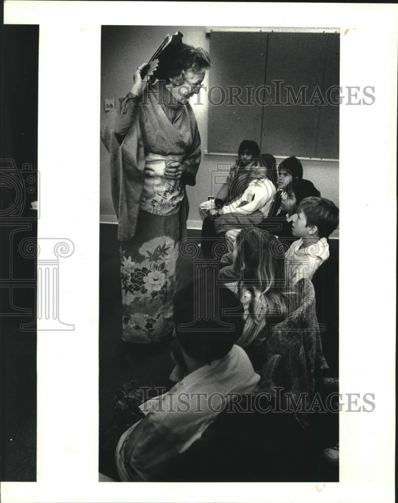1988 Press Photo Adele Meehan Of Museum On Wheels With Kids At Rosedale Library